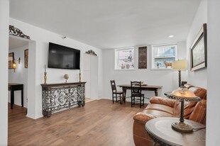 121 W Hall St in Savannah, GA - Building Photo