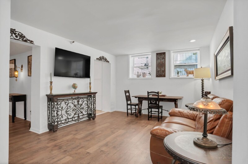 121 W Hall St in Savannah, GA - Foto de edificio