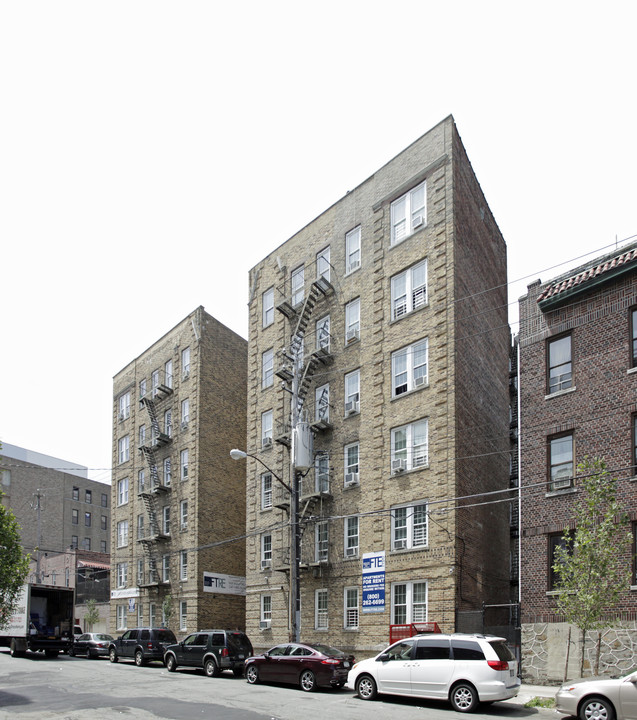 3215 Holland Ave in Bronx, NY - Building Photo