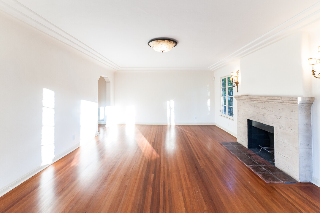 1064 S Genesee Ave in Los Angeles, CA - Building Photo