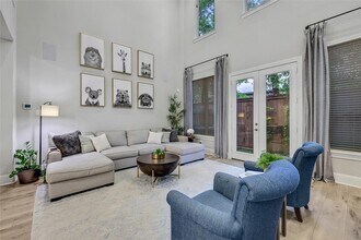 1002 Shepherd Oaks Dr in Houston, TX - Building Photo - Building Photo