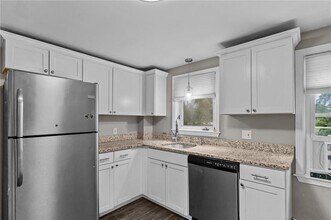 32 Bates Ave in Warwick, RI - Building Photo - Building Photo