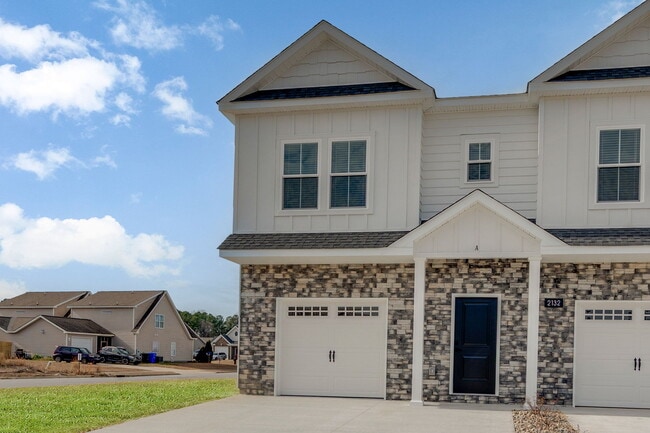 2105 N Kali Ln, Unit A in Greenville, NC - Foto de edificio - Building Photo