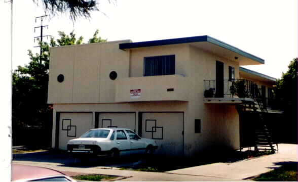 9625 San Gabriel Ave in South Gate, CA - Building Photo