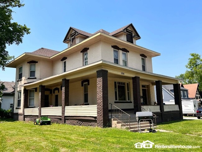 property at 1326 E 9th St