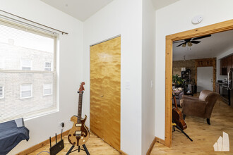 1622 W Columbia Ave, Unit 3S in Chicago, IL - Building Photo - Building Photo