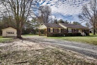 5390 Vesuvius Furnace Rd in Iron Station, NC - Foto de edificio - Building Photo