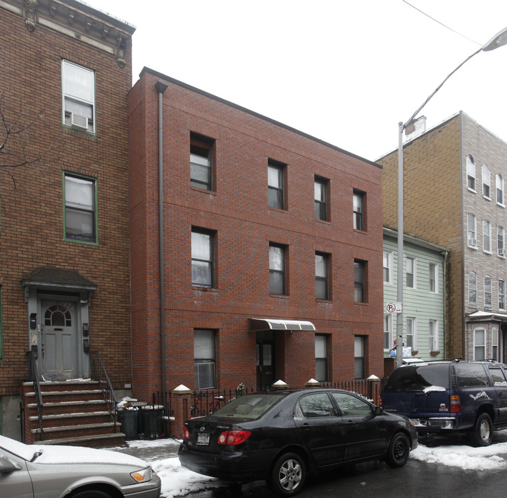 124 Huron St in Brooklyn, NY - Building Photo