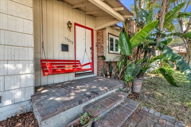 13253 Magnolia Blvd in Sherman Oaks, CA - Building Photo - Building Photo