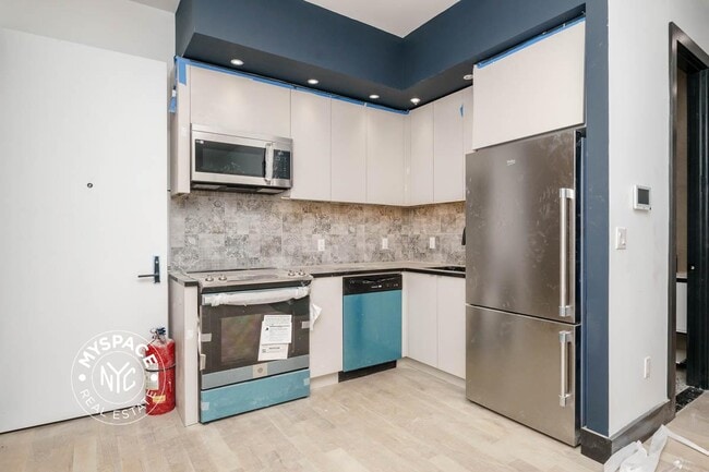 923 Broadway, Unit 4A in Brooklyn, NY - Foto de edificio - Building Photo