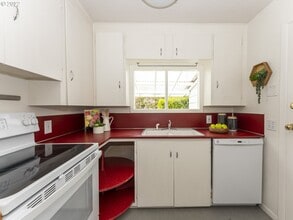 8535 SW 58th Ave in Portland, OR - Foto de edificio - Building Photo