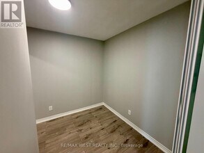 60 Disera Dr in Vaughan, ON - Building Photo - Building Photo