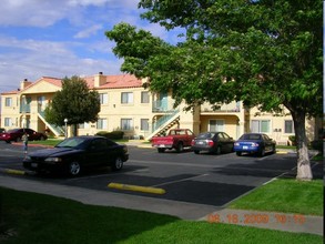 Villa Adelanto Apartments in Adelanto, CA - Foto de edificio - Building Photo