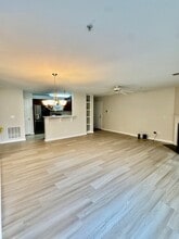 4702 Pennoak Ln, Unit Apt A in Greensboro, NC - Foto de edificio - Building Photo