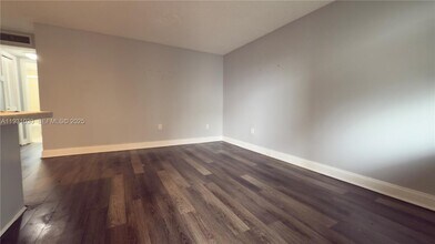 3536 NE 168th St in North Miami Beach, FL - Foto de edificio - Building Photo