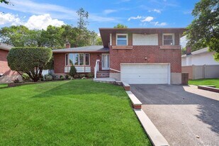 72 Winthrop Rd in Plainview, NY - Building Photo