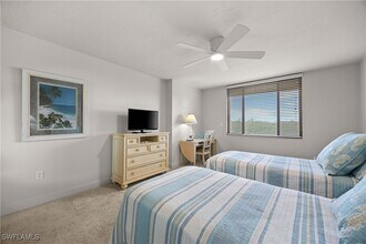 15 Bluebill Ave in Naples, FL - Foto de edificio - Building Photo