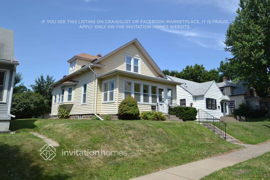 3962 Van Buren St NE in Minneapolis, MN - Building Photo