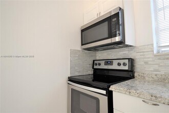 421 NE 1st St in Hallandale Beach, FL - Building Photo - Building Photo
