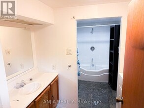 74 Castle Hill Dr in Toronto, ON - Building Photo - Building Photo