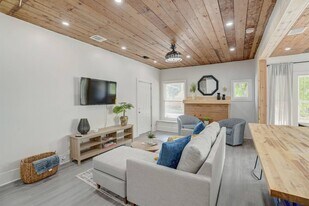 1311 W French Pl in San Antonio, TX - Building Photo