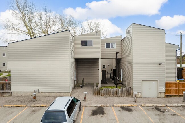 9930 Bonaventure Dr SE in Calgary, AB - Building Photo - Building Photo