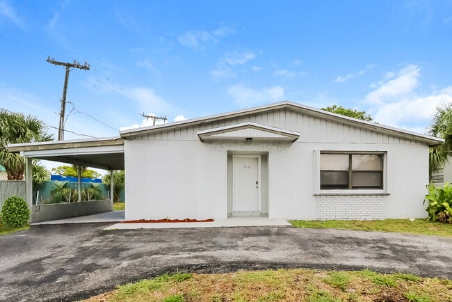 property at 1931 N Seacrest Blvd