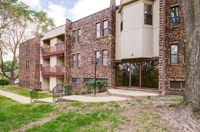 2210 Country Club Dr in Woodridge, IL - Building Photo - Building Photo