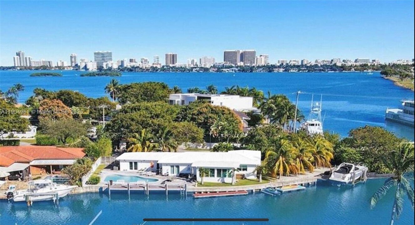 12388 N Bayshore Dr in North Miami, FL - Foto de edificio