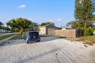 625 35th St N, Unit 2 in St. Petersburg, FL - Foto de edificio - Building Photo