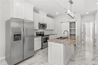 5603 N Crown Point in Pharr, TX - Building Photo - Building Photo