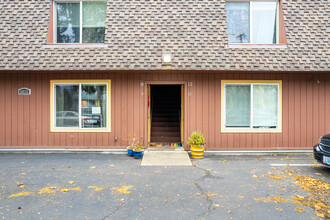 8833 N Syracuse St in Portland, OR - Foto de edificio - Building Photo