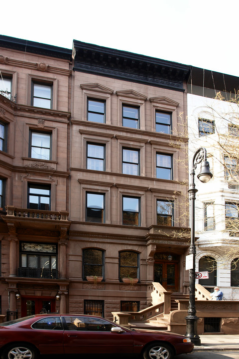 48 W 69th St in New York, NY - Building Photo