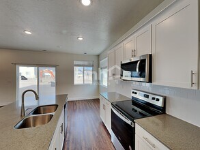 226 N Dry Crk Rd in Saratoga Springs, UT - Foto de edificio - Building Photo