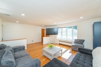 66 Kensington Ave in Clifton, NJ - Foto de edificio - Building Photo