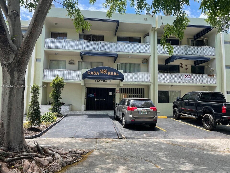 1480 W 46th St-Unit -210 in Hialeah, FL - Foto de edificio