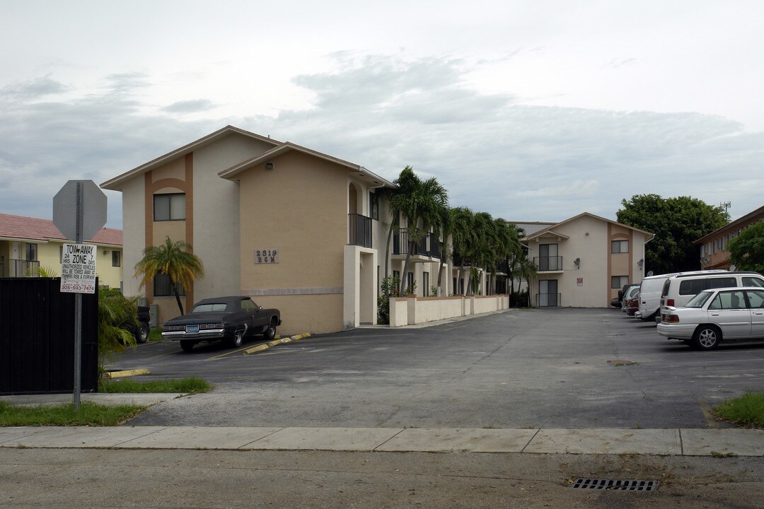 2319 W 74th Ter in Hialeah, FL - Building Photo