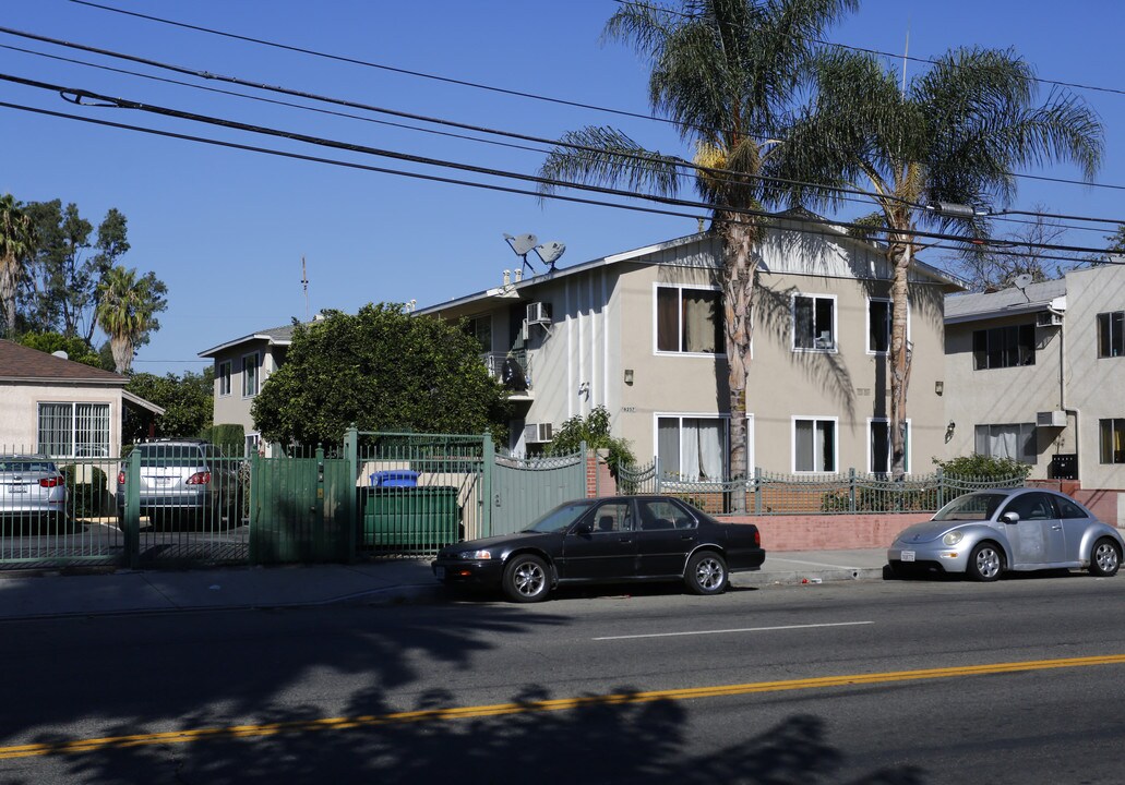 6257 Kester Ave in Van Nuys, CA - Building Photo