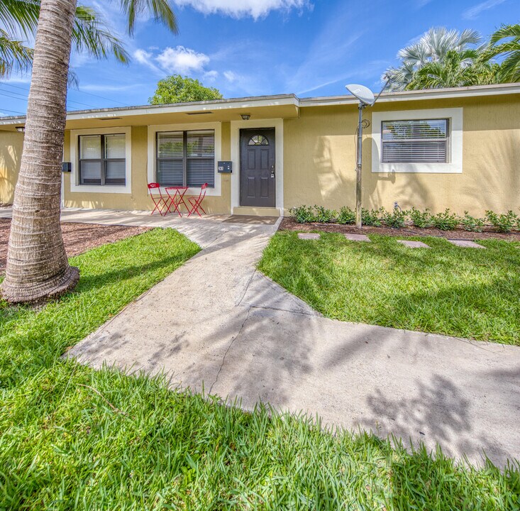 241 NE 40th Ct in Oakland Park, FL - Building Photo