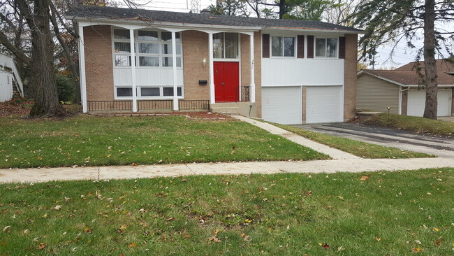 6610 MacArthur Dr in Woodridge, IL - Building Photo - Building Photo