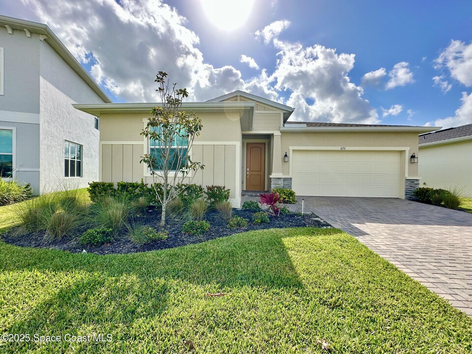 672 Veridian Cir NW in Palm Bay, FL - Building Photo