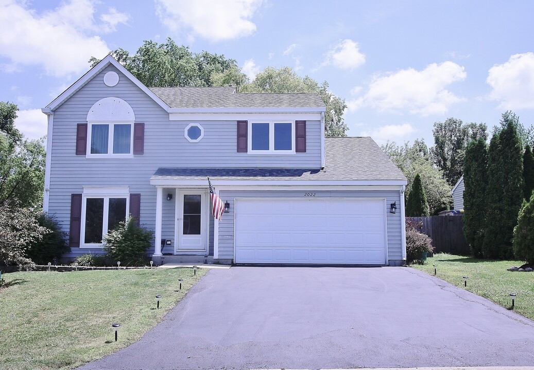 2022 Redwood Dr in Round Lake Beach, IL - Building Photo