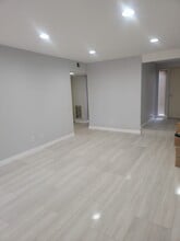 8139 Via Mallorca in La Jolla, CA - Foto de edificio - Building Photo