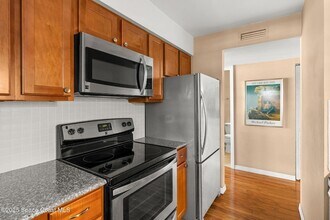 8401 N Atlantic Ave, Unit 2 in Cape Canaveral, FL - Foto de edificio - Building Photo