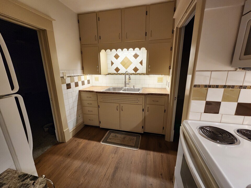 614 Isabella St, Unit 614 1/2 in Neenah, WI - Building Photo