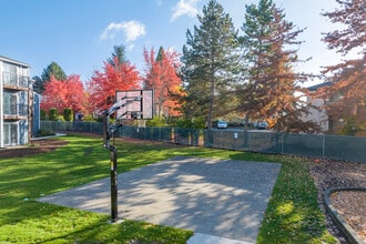 Aloha Park in Beaverton, OR - Foto de edificio - Building Photo