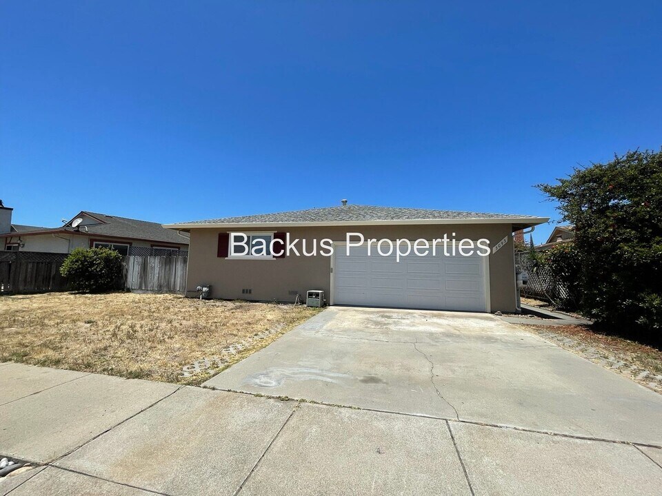 3093 Magyar Pl in Marina, CA - Building Photo