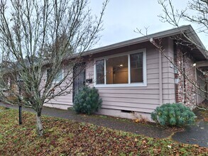 6134 NE Oregon St, Unit 6134. in Portland, OR - Foto de edificio - Building Photo
