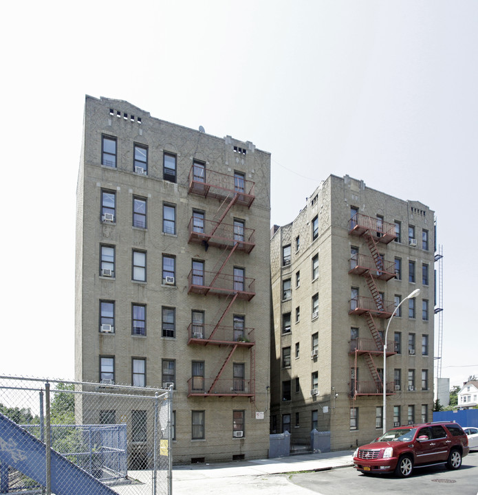 414 E 204th St in Bronx, NY - Building Photo