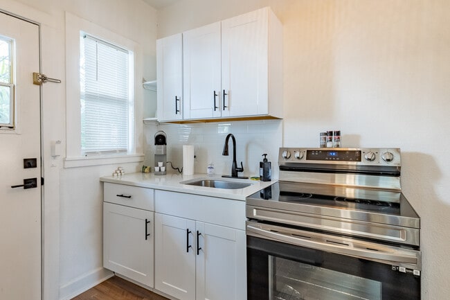 Satoshi Sol-FULLY FURNISHED AND ALL INCLUSIVE in St. Petersburg, FL - Building Photo - Interior Photo